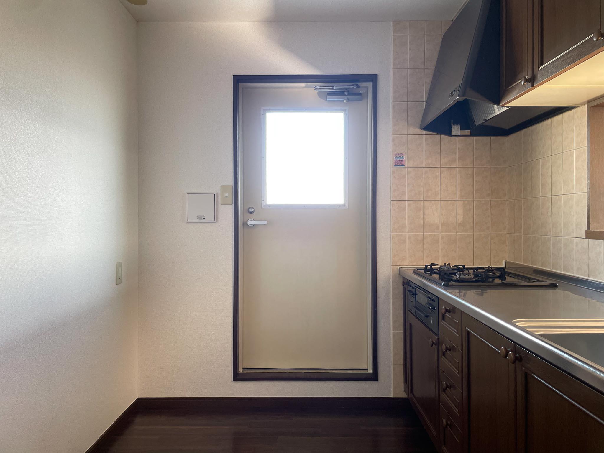 練馬区中村の賃貸物件/キッチンからルーフバルコニーへ出られます