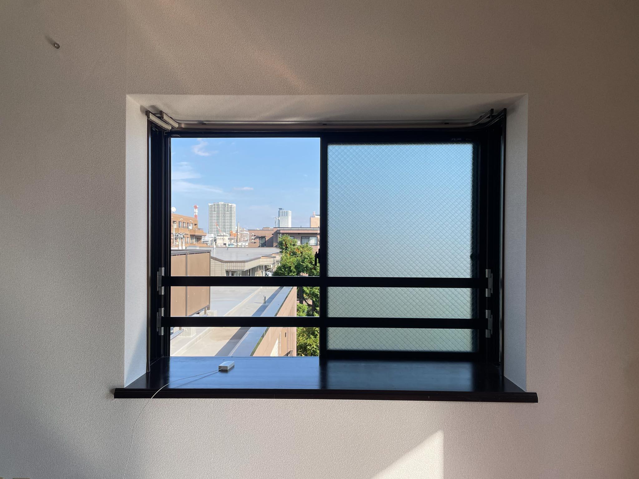 練馬区中村の賃貸物件/出窓からの景色もいい。バルコニーと緑、青空が見えます