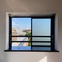 練馬区中村の賃貸物件/出窓からの景色もいい。バルコニーと緑、青空が見えます