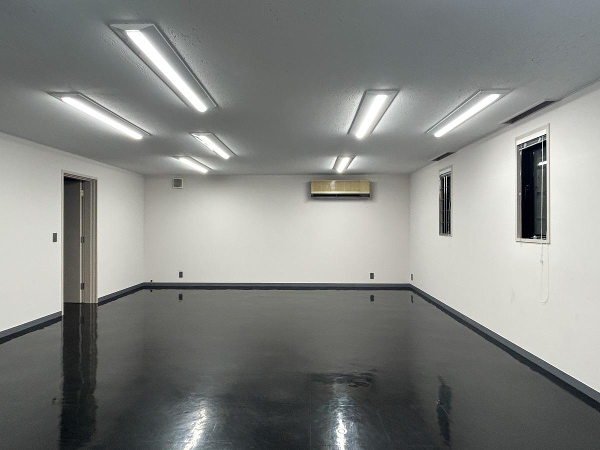 渋谷区神宮前の賃貸物件/１階作業スペース。採光面は少ないため、日焼けが気になる物資を保管するにはぴったりなスペースかと。