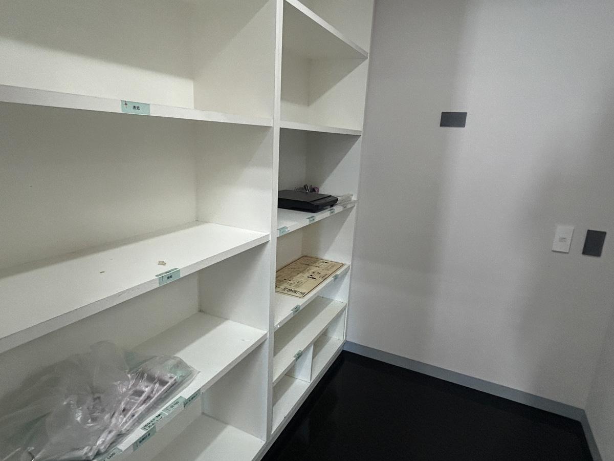 渋谷区神宮前の賃貸物件/３階物置き。かつてのメモが記された本棚が残っています。