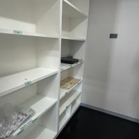 渋谷区神宮前の賃貸物件/３階物置き。かつてのメモが記された本棚が残っています。