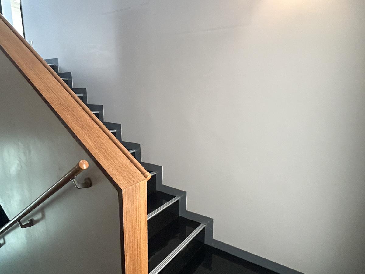 渋谷区神宮前の賃貸物件/階段。シンプルな内装の良さが際立つ個人的にグッときたスペースです。