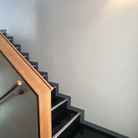 渋谷区神宮前の賃貸物件/階段。シンプルな内装の良さが際立つ個人的にグッときたスペースです。