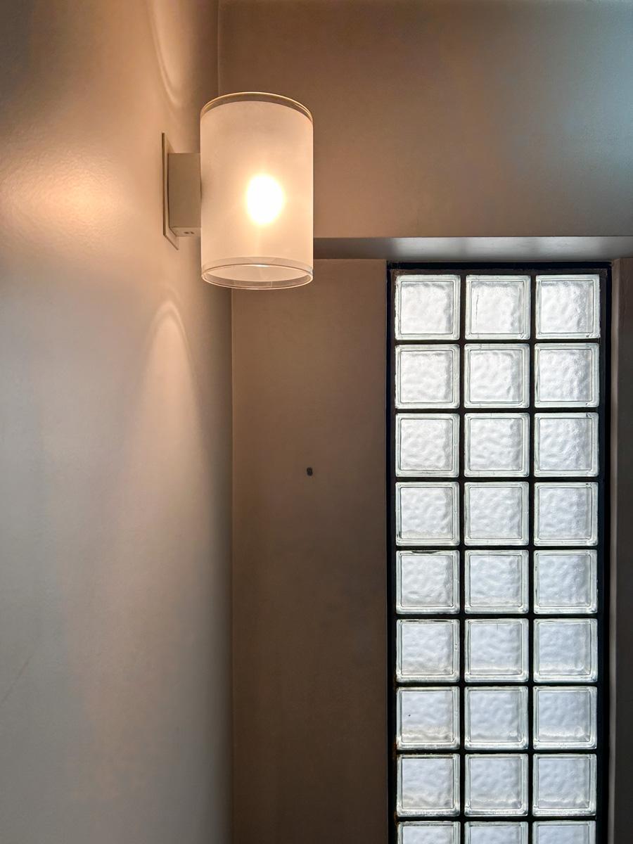 渋谷区神宮前の賃貸物件/階段照明も良い雰囲気を出してくれています。