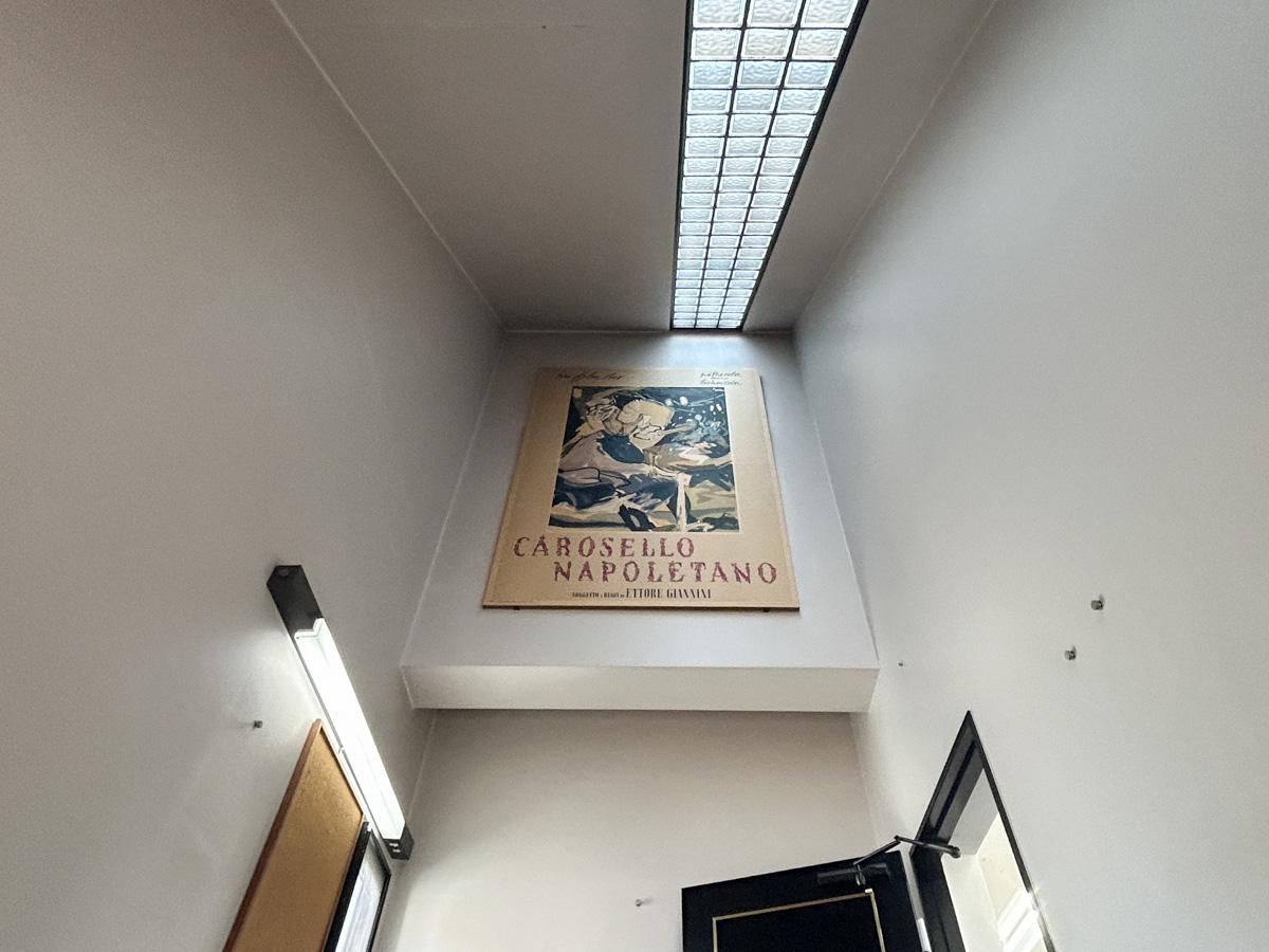 渋谷区神宮前の賃貸物件/踊り場にはかつての特大映画ポスターが。