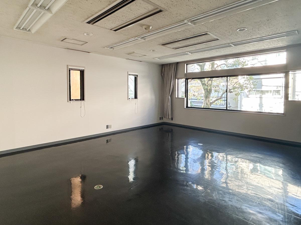 渋谷区神宮前の賃貸物件/特徴的な窓から、心地よく光が差し込んできます。