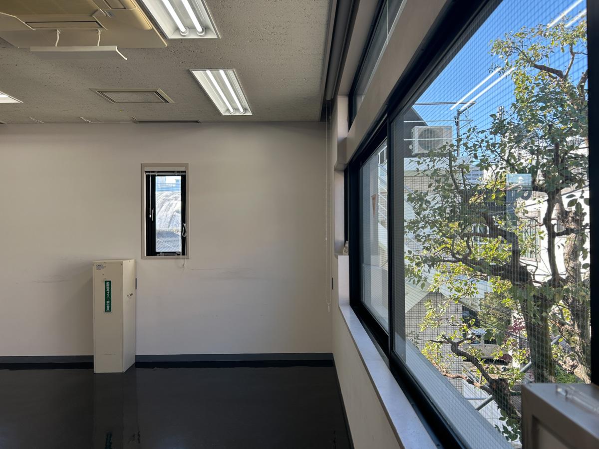 渋谷区神宮前の賃貸物件/２階はワイドな窓があり、開放感があります。
