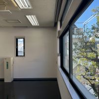 渋谷区神宮前の賃貸物件/２階はワイドな窓があり、開放感があります。