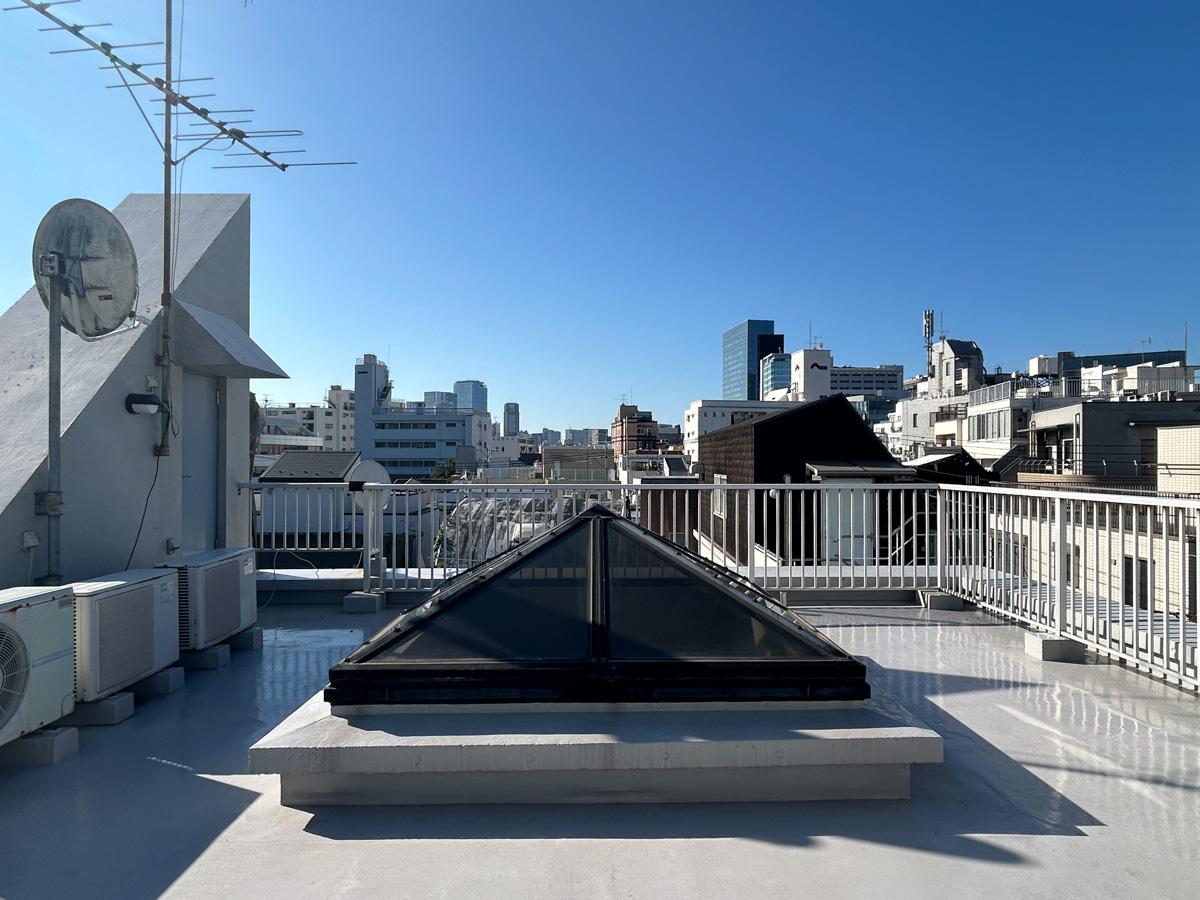 渋谷区神宮前の賃貸物件/屋上。昼も夜も、憩いの場として活用することができるとっておきスペースです。