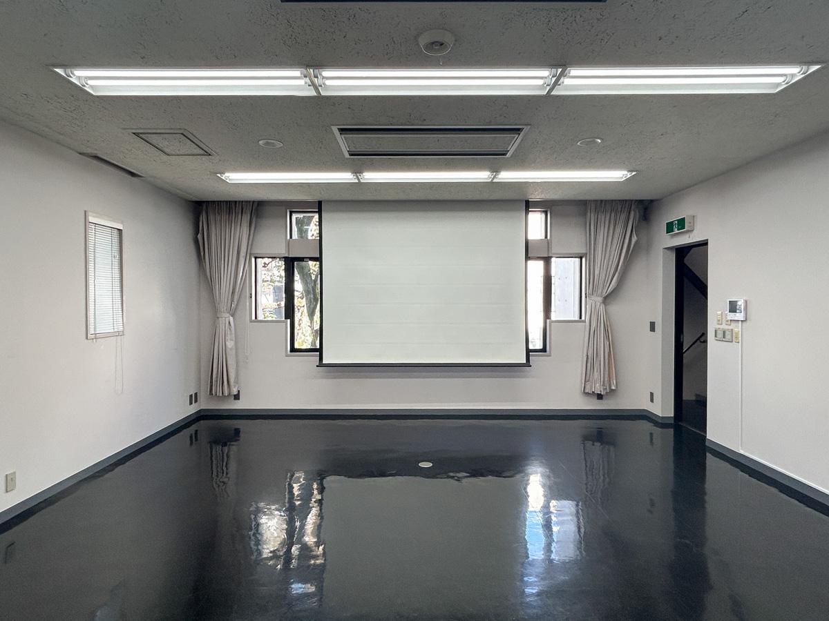 渋谷区神宮前の賃貸物件/２階作業スペース。窓辺にはかつてのスクリーンが残っています。