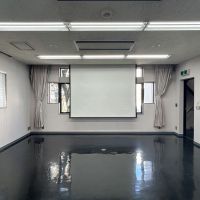 渋谷区神宮前の賃貸物件/２階作業スペース。窓辺にはかつてのスクリーンが残っています。