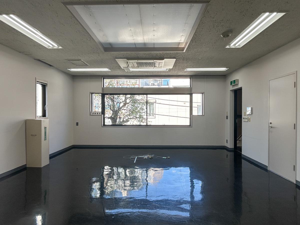 渋谷区神宮前の賃貸物件/３階作業スペース。天窓がついていますが、光がかなり直接入ってくるとのことで現状は閉じています。お好みのブラインドを設置してみてください。