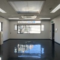 渋谷区神宮前の賃貸物件/３階作業スペース。天窓がついていますが、光がかなり直接入ってくるとのことで現状は閉じています。お好みのブラインドを設置してみてください。