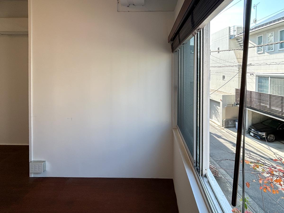 渋谷区鉢山町の賃貸物件/窓際。方位としては北向きです。