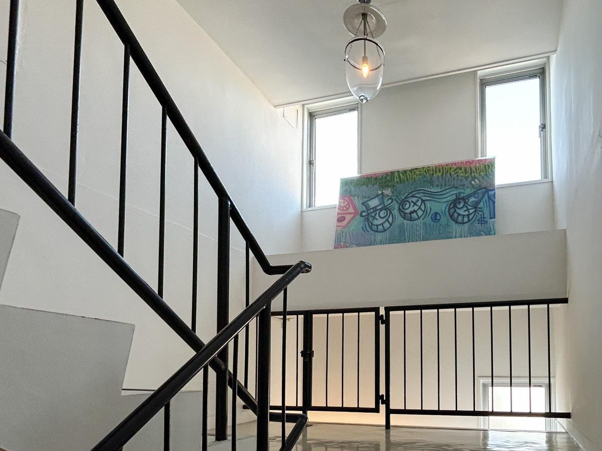 渋谷区鉢山町の賃貸物件/共用部。ところどころにポスターやアートピースが点在しています。