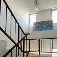 渋谷区鉢山町の賃貸物件/共用部。ところどころにポスターやアートピースが点在しています。