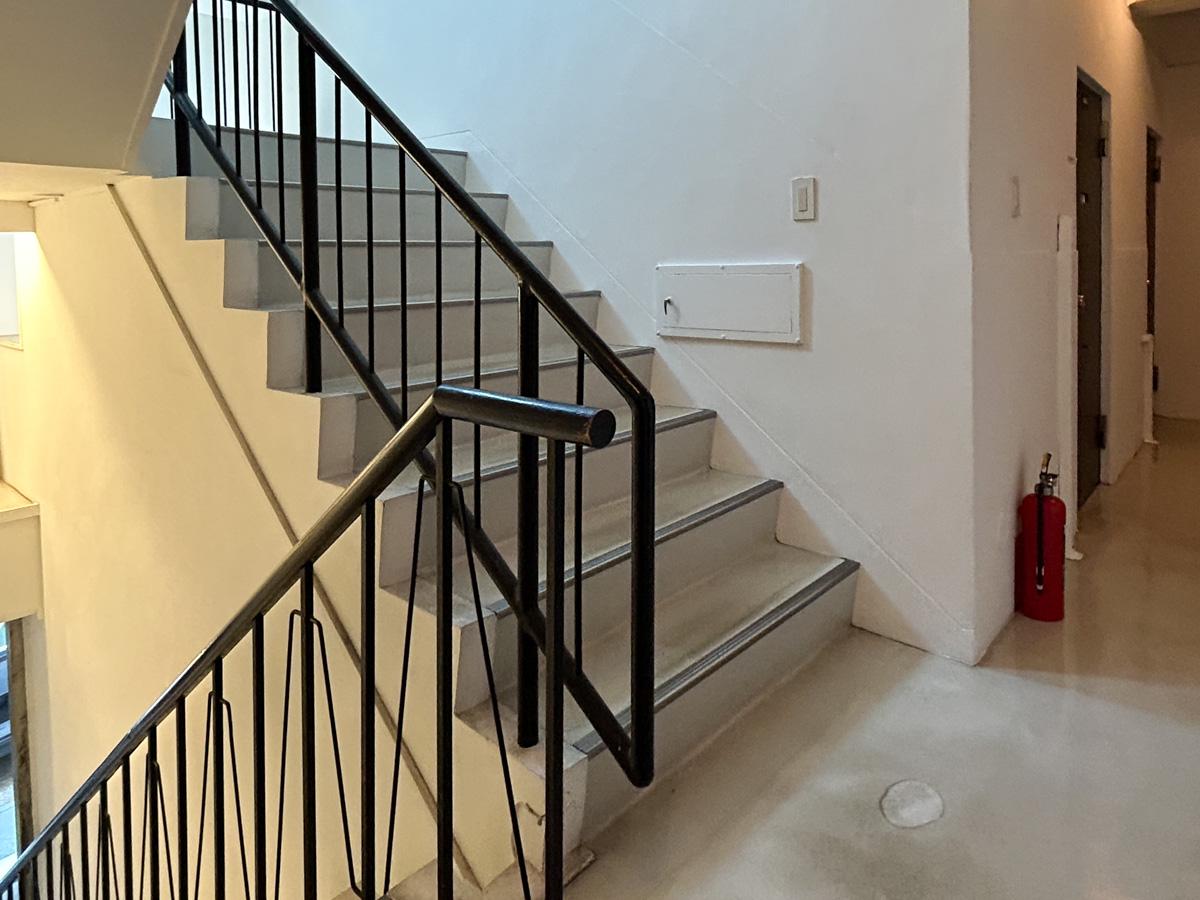 渋谷区鉢山町の賃貸物件/共用部階段