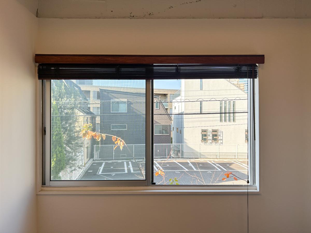 渋谷区鉢山町の賃貸物件/窓の先は駐車場で遮るものはなし。光も程よく入ってきます。