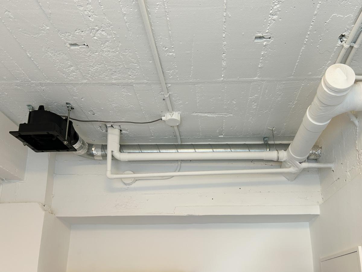 渋谷区鉢山町の賃貸物件/天井のダクトも白塗装されていて、ちょいどいいくらいの存在感を出しています。