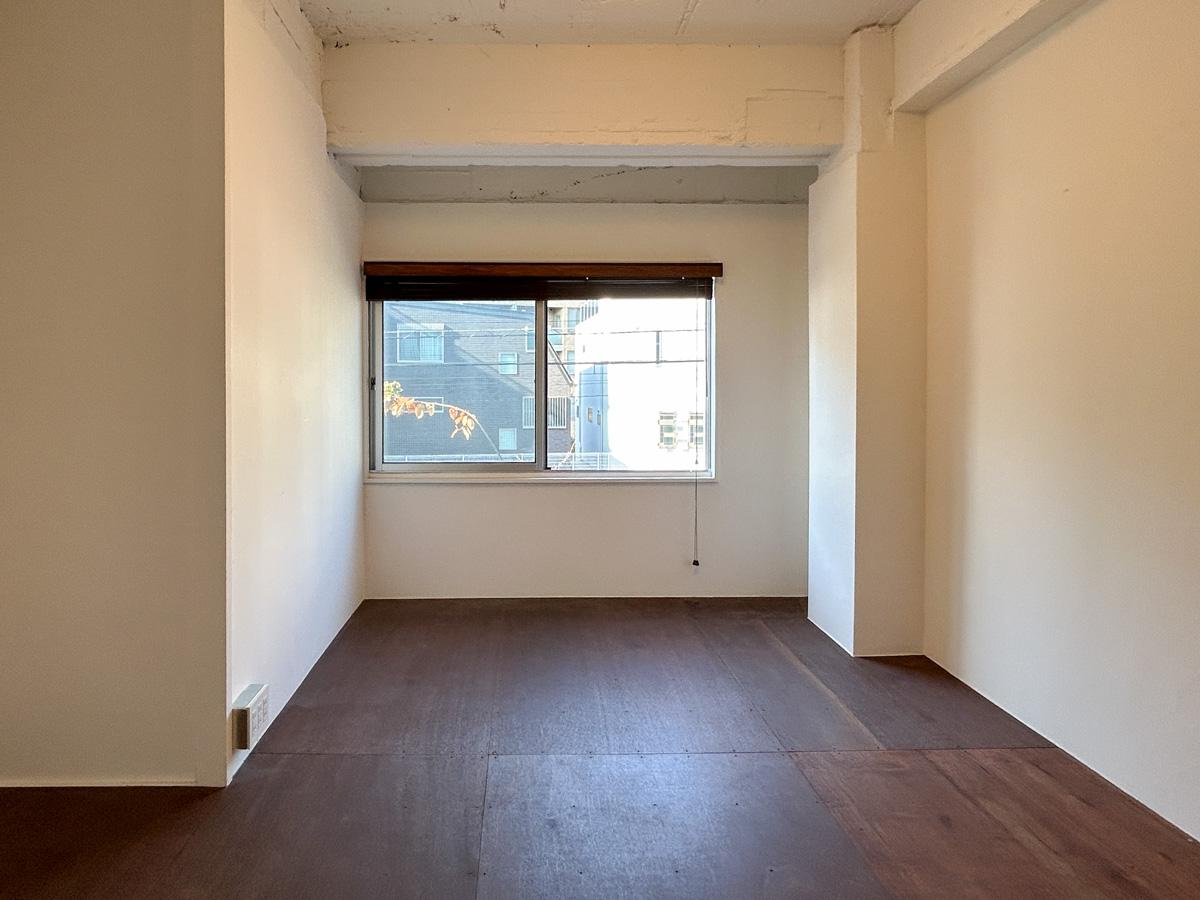渋谷区鉢山町の賃貸物件/室内。大きめな窓がアイコニック。