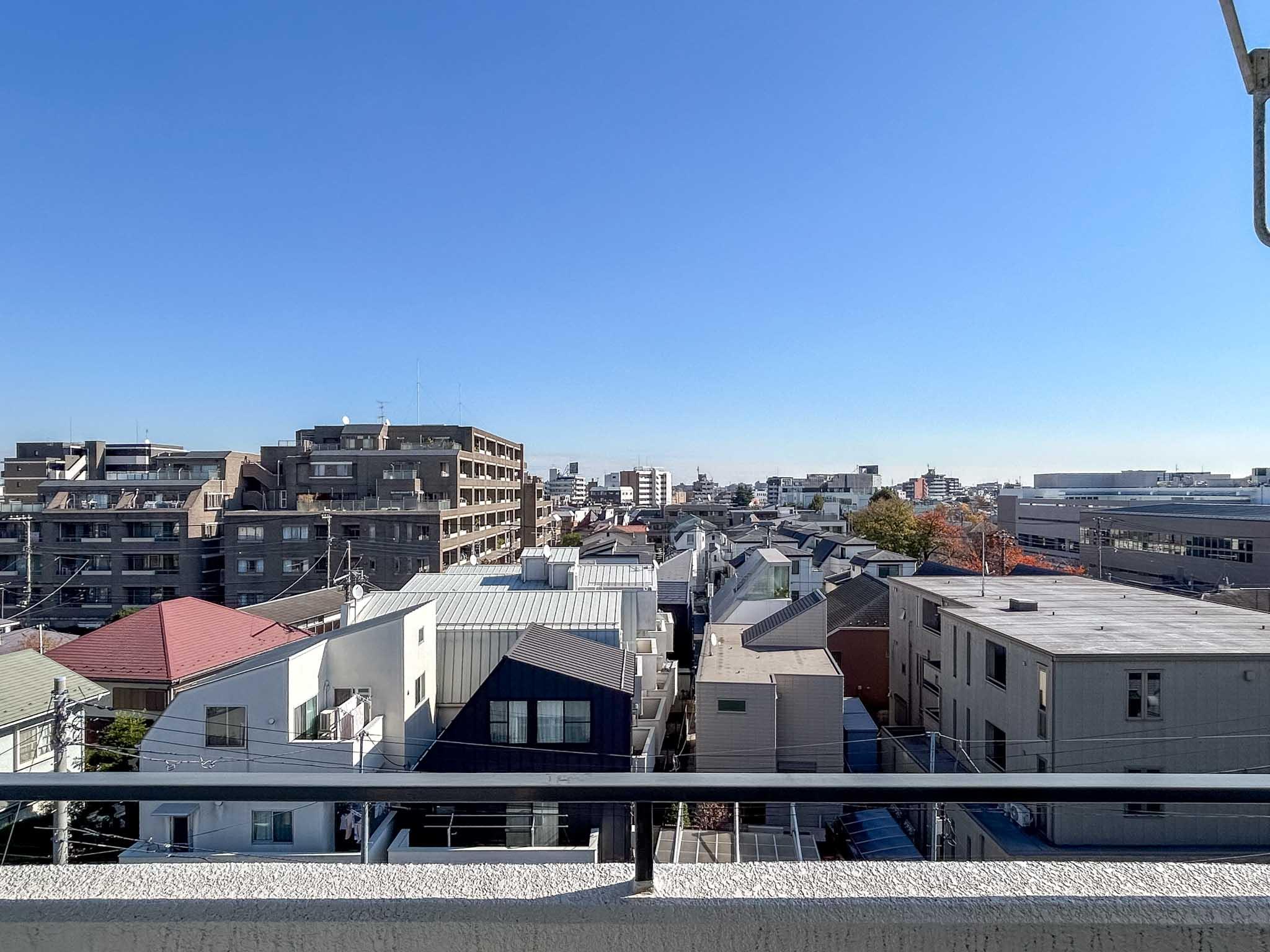 世田谷区瀬田の賃貸物件/南東側のベランダ。5階からの景色は良好