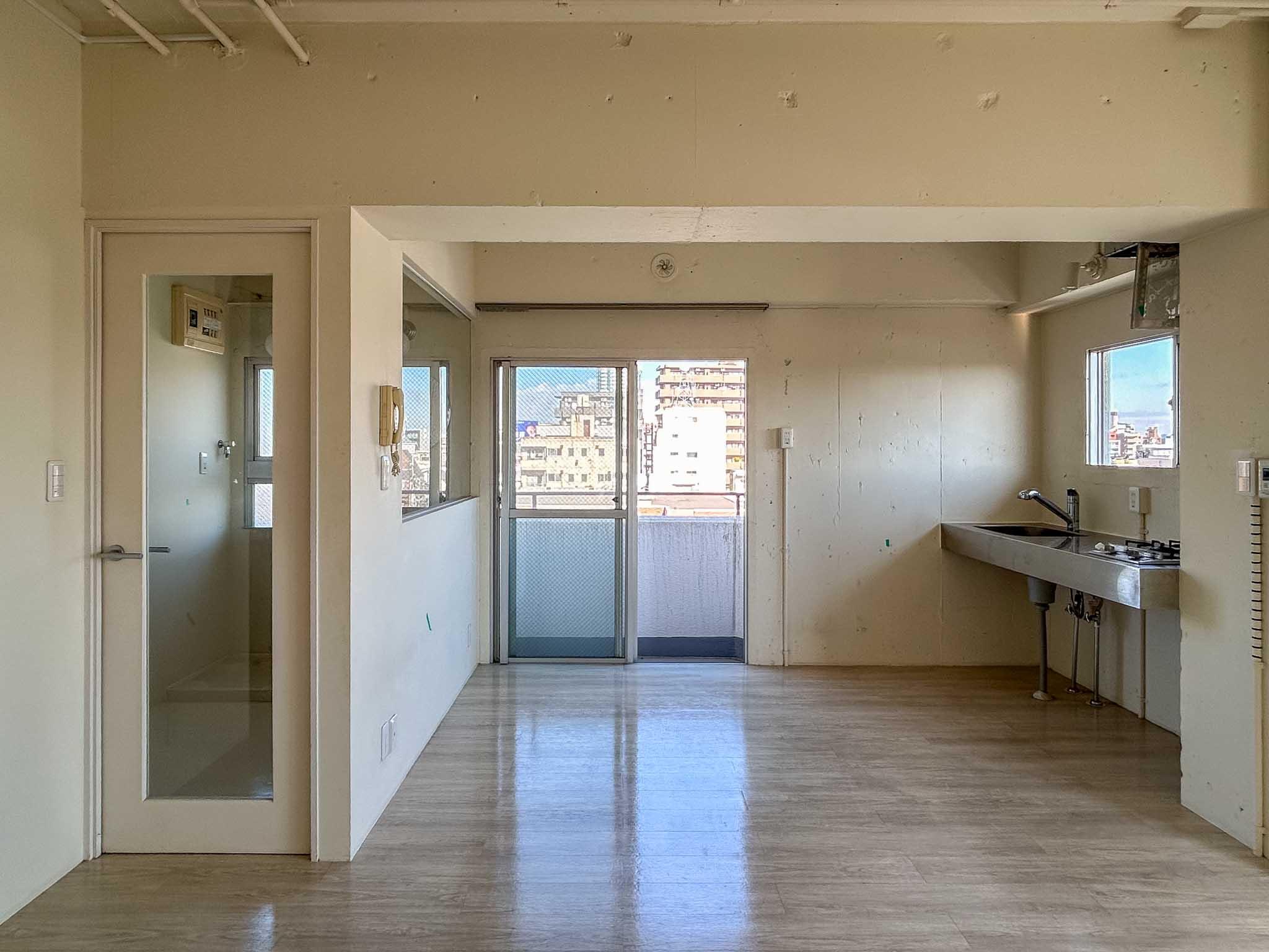 世田谷区瀬田の賃貸物件/北東側をみる。水回りの扉や壁面に窓があるため、視線が抜けます