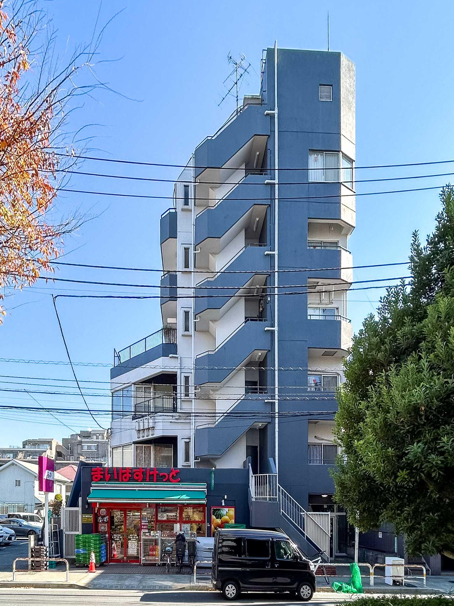 世田谷区瀬田の賃貸物件/外観。1階にスーパーが入っています