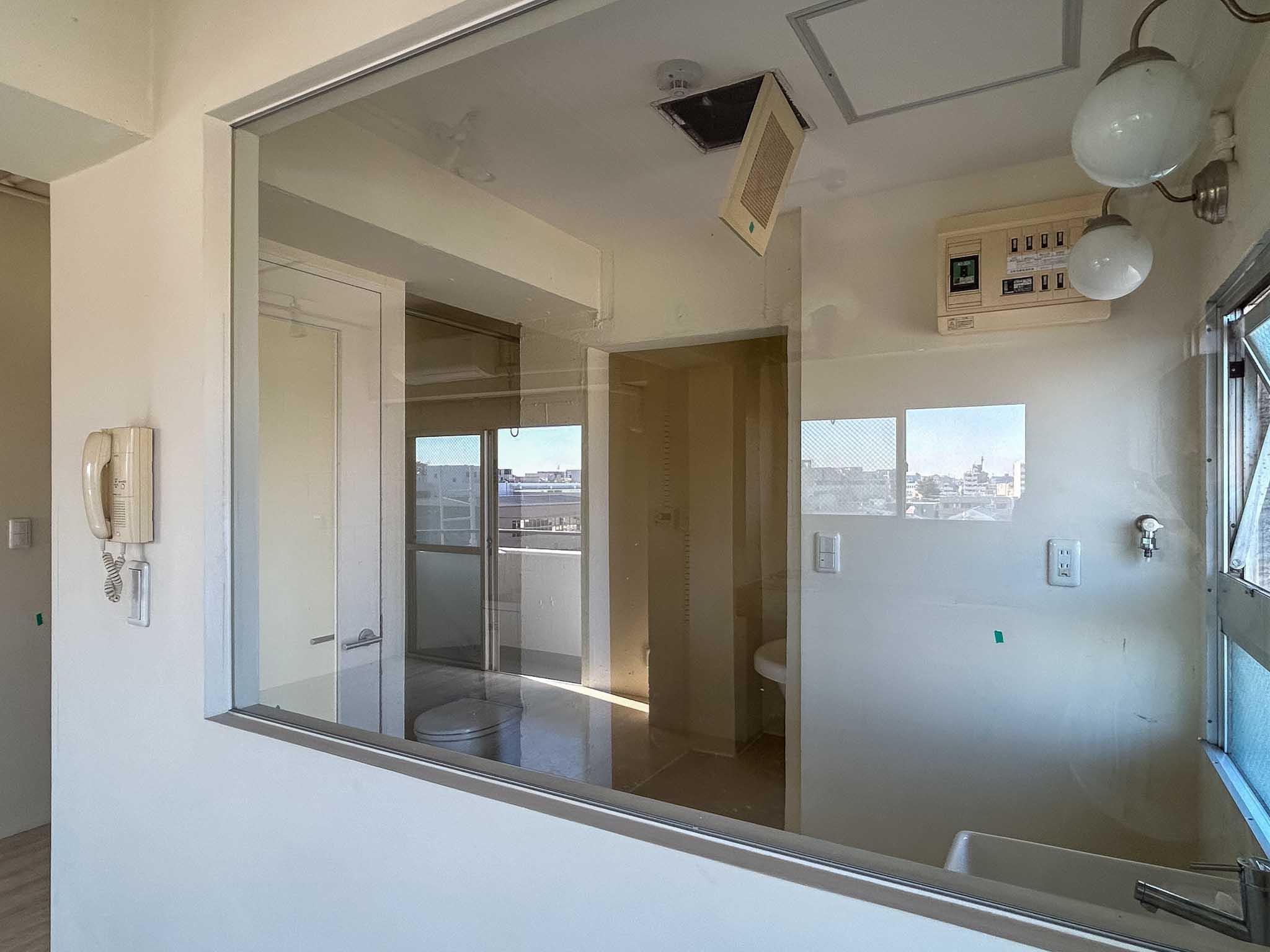 世田谷区瀬田の賃貸物件/水回りについた大きなフィックス窓。中が丸見え