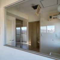 世田谷区瀬田の賃貸物件/水回りについた大きなフィックス窓。中が丸見え