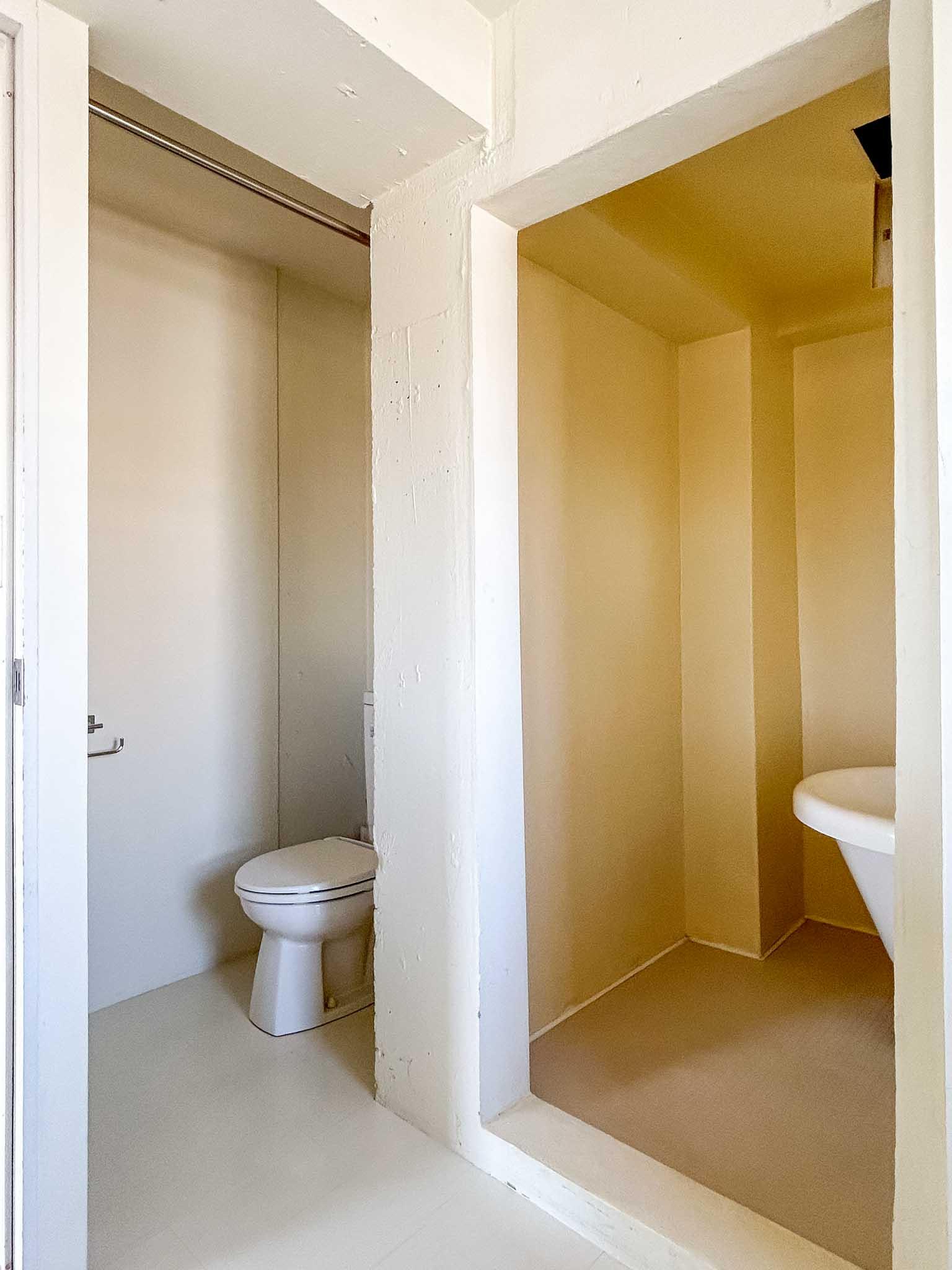 世田谷区瀬田の賃貸物件/左がトイレ、右が浴室。扉がなく、カーテンで仕切るタイプ