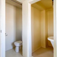 世田谷区瀬田の賃貸物件/左がトイレ、右が浴室。扉がなく、カーテンで仕切るタイプ