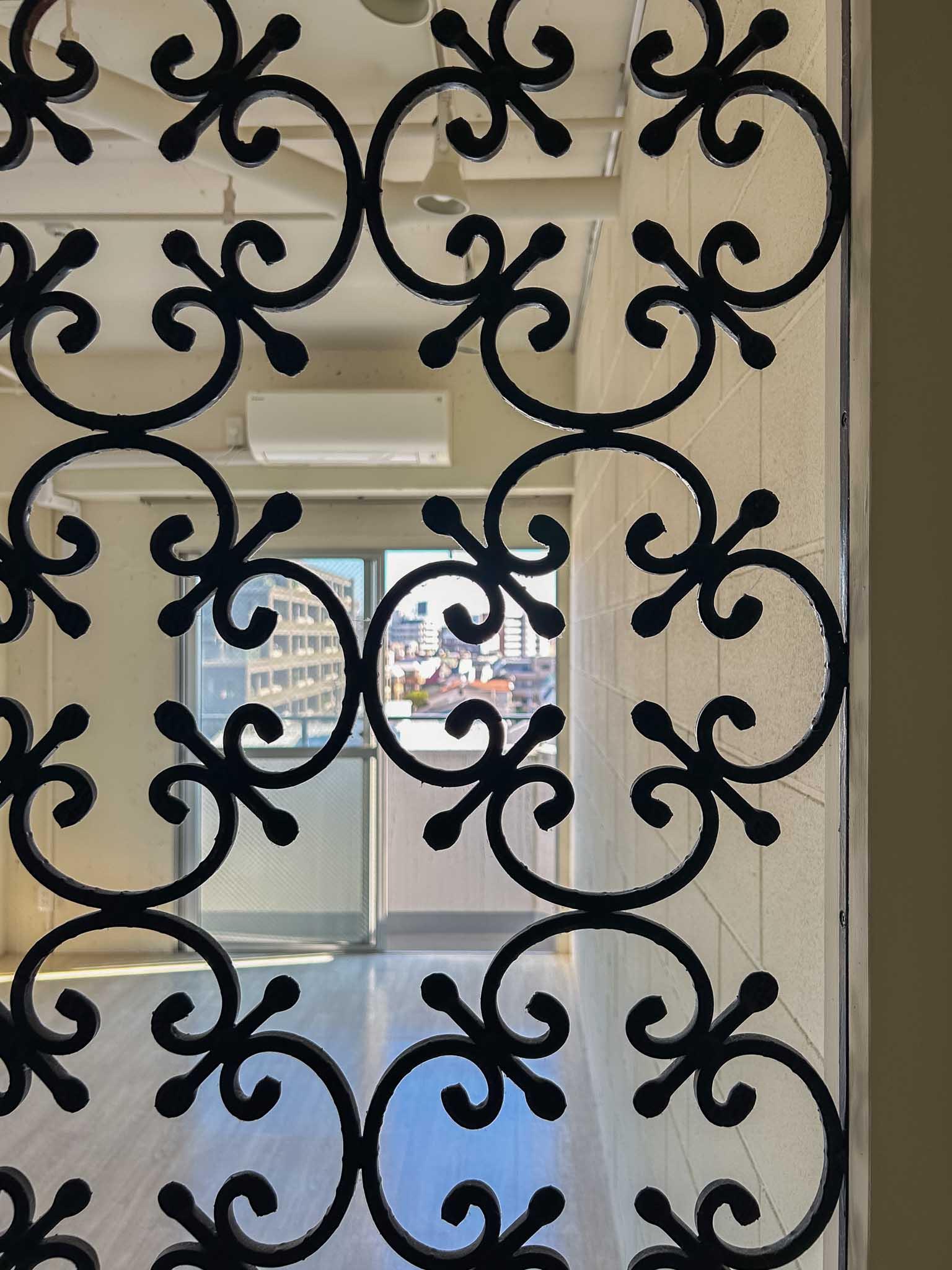 世田谷区瀬田の賃貸物件/デザイン格子。玄関にも光が届くつくり