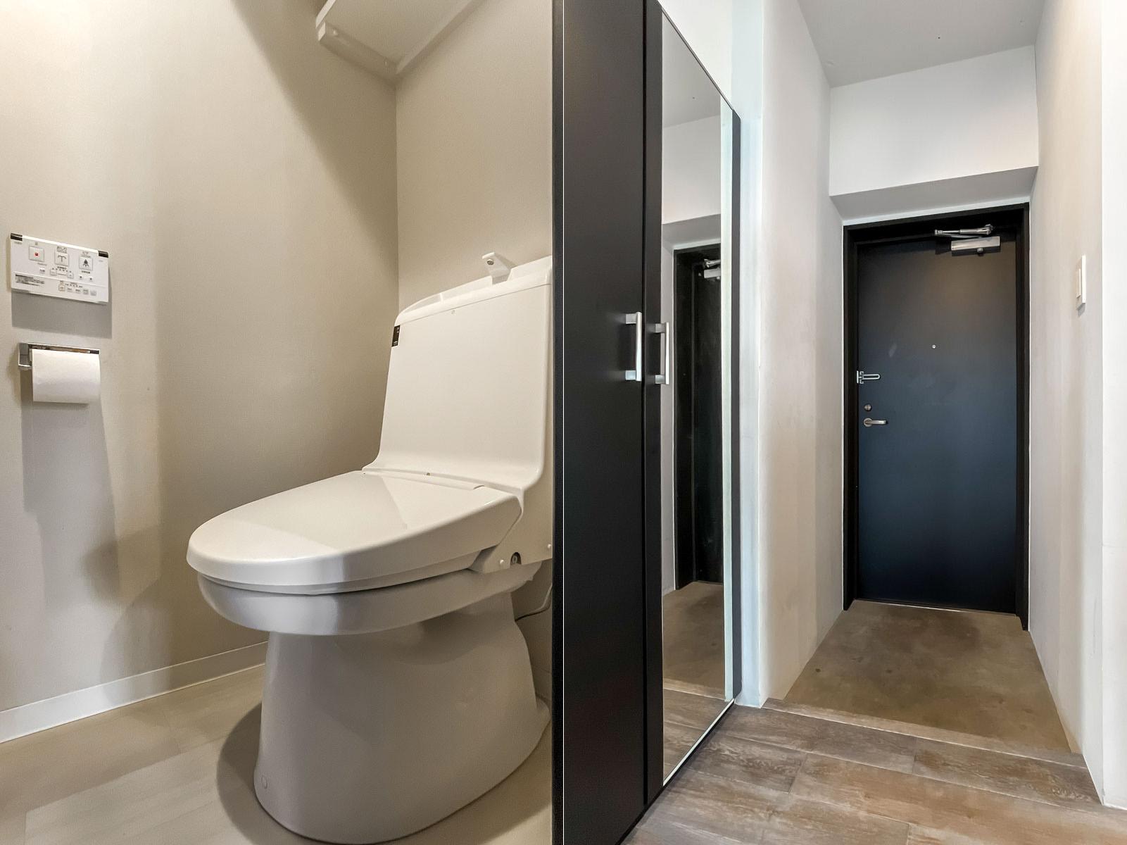 大田区中央の売買物件/トイレ・玄関　玄関横の姿見はうれしい