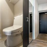 大田区中央の売買物件/トイレ・玄関　玄関横の姿見はうれしい