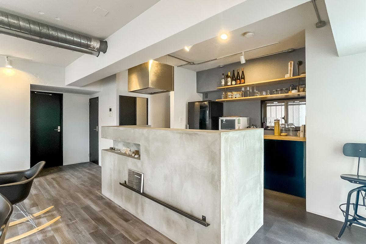 大田区中央の売買物件/システムキッチンをモルタル塗りの腰壁で囲っている