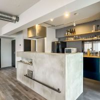 大田区中央の売買物件/システムキッチンをモルタル塗りの腰壁で囲っている