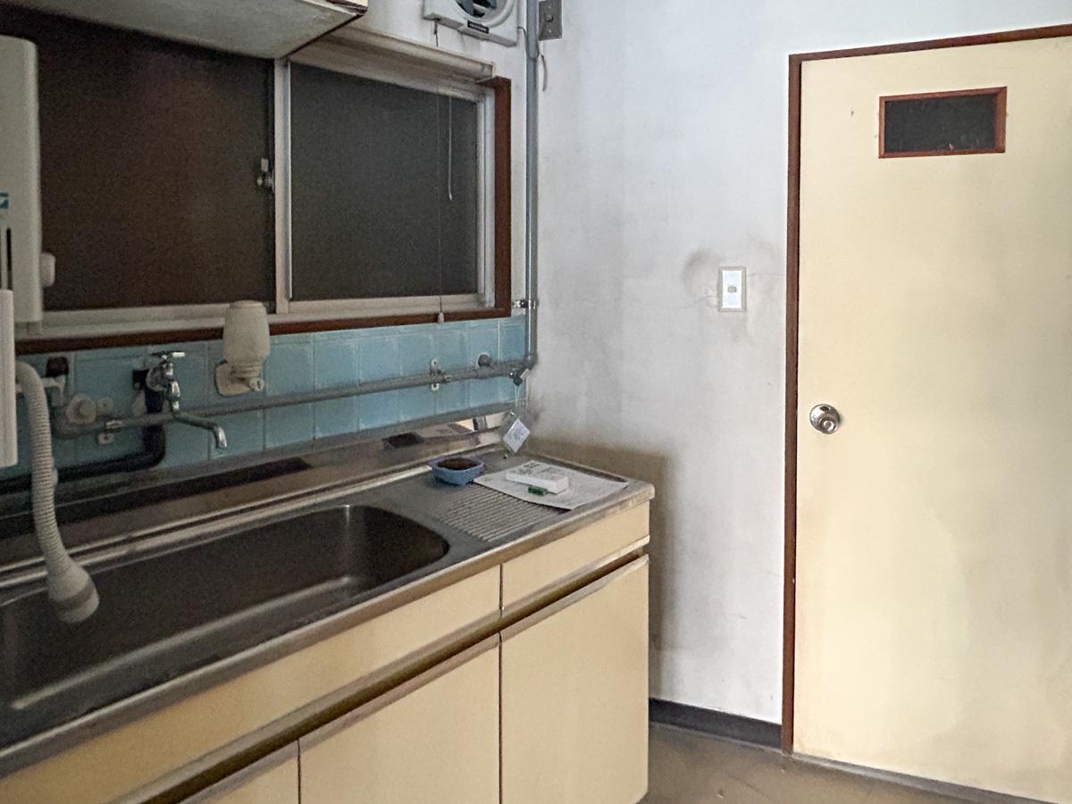 世田谷区下馬の賃貸物件/キッチン。年季が入っているため、改修を行う必要がありそうです。