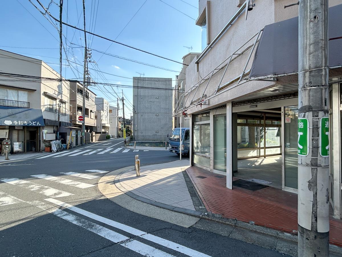 世田谷区下馬の賃貸物件/外観別角度から。周囲にはうどん屋や和菓子店があります。
