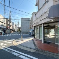 世田谷区下馬の賃貸物件/外観別角度から。周囲にはうどん屋や和菓子店があります。