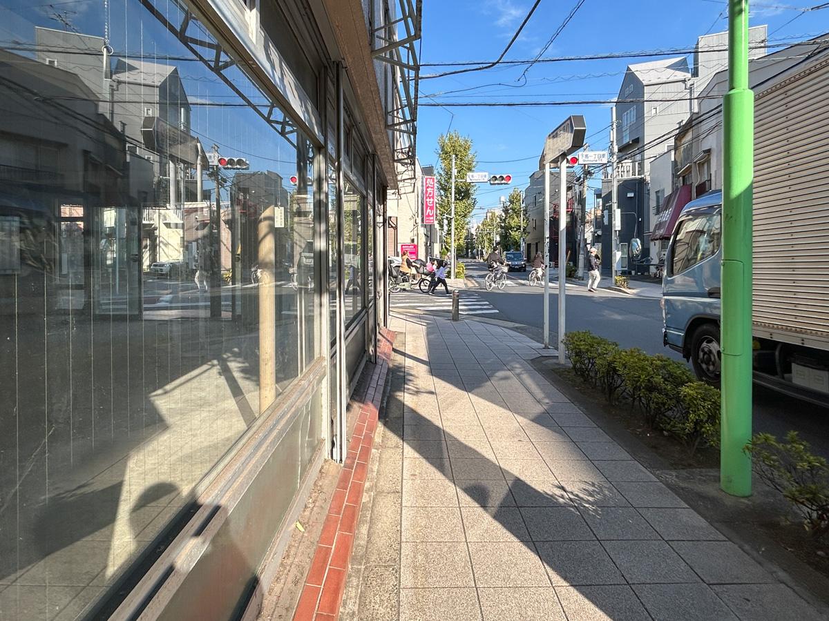 世田谷区下馬の賃貸物件/龍雲寺通り沿いからの外観。全面窓で視認性はバッチリ。