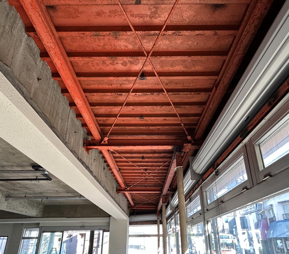 世田谷区下馬の賃貸物件/天井一部は赤色の塗装。