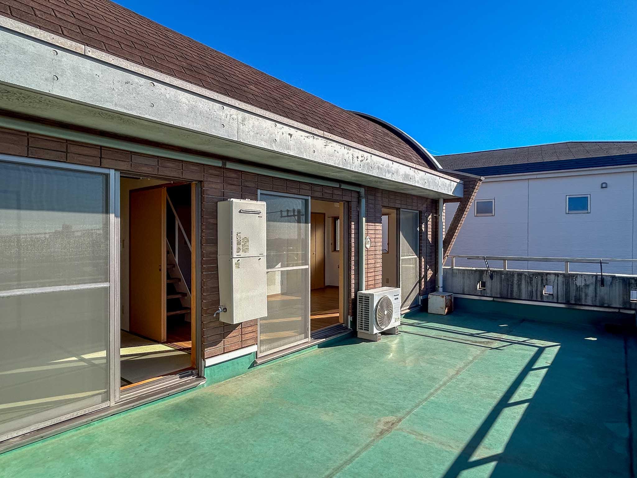 三鷹市中原の賃貸物件/傾斜地に沿うようにして立つマンションの最上階