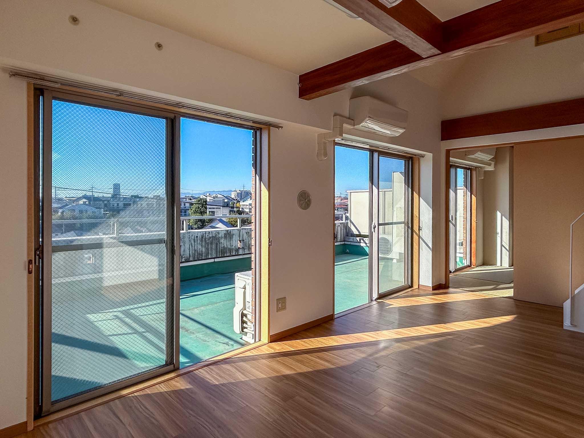 三鷹市中原の賃貸物件/バルコニーに大きく開いた窓から、たっぷりと光が差し込む