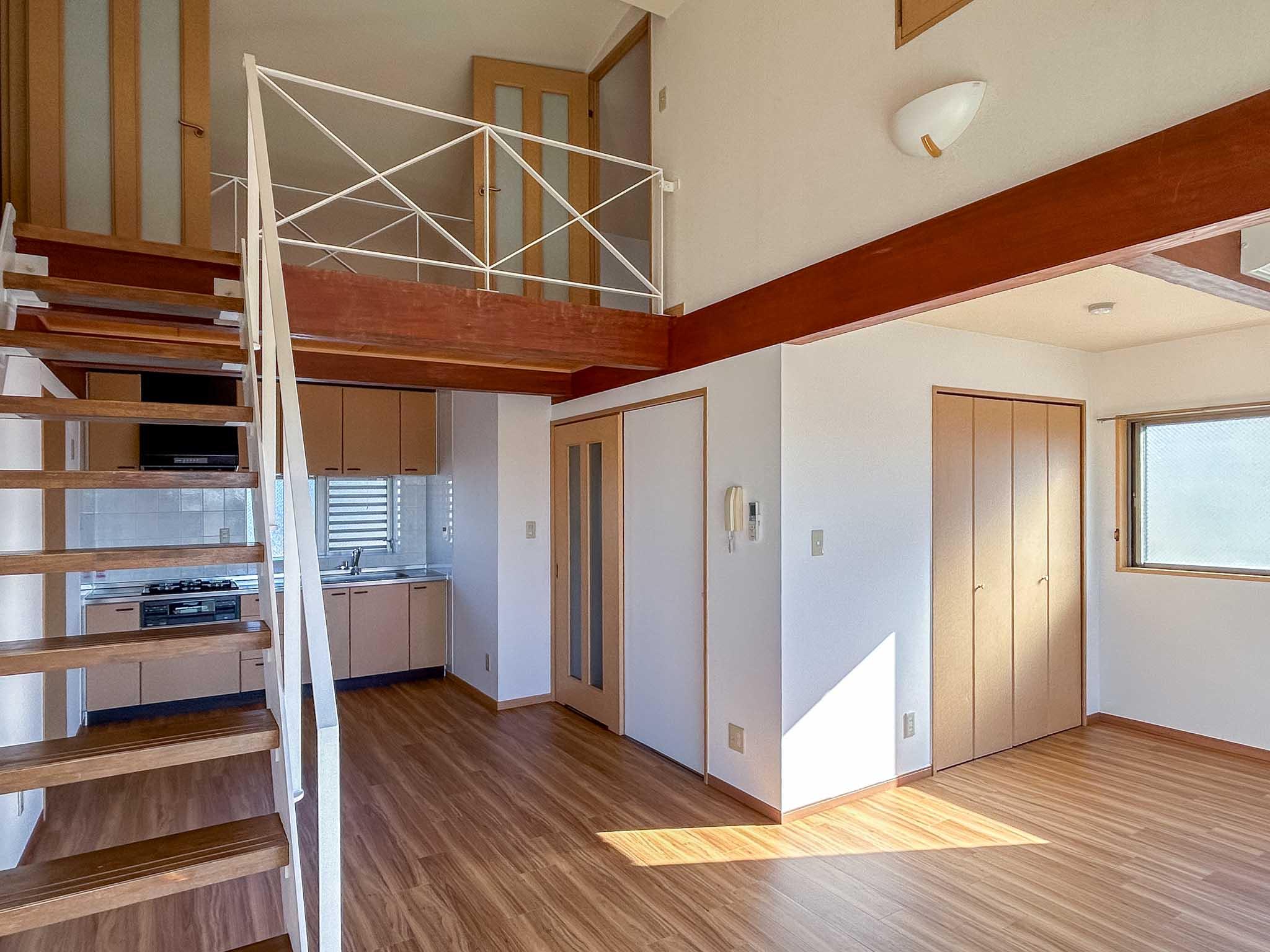 三鷹市中原の賃貸物件/リビング。吹き抜け部分の天井高は4mオーバー