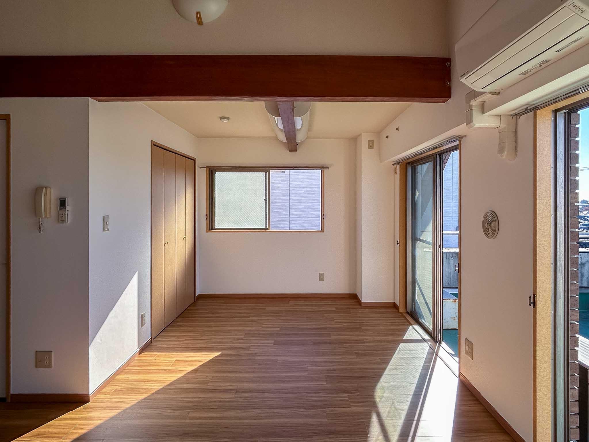 三鷹市中原の賃貸物件/1階：リビングの東側をみる