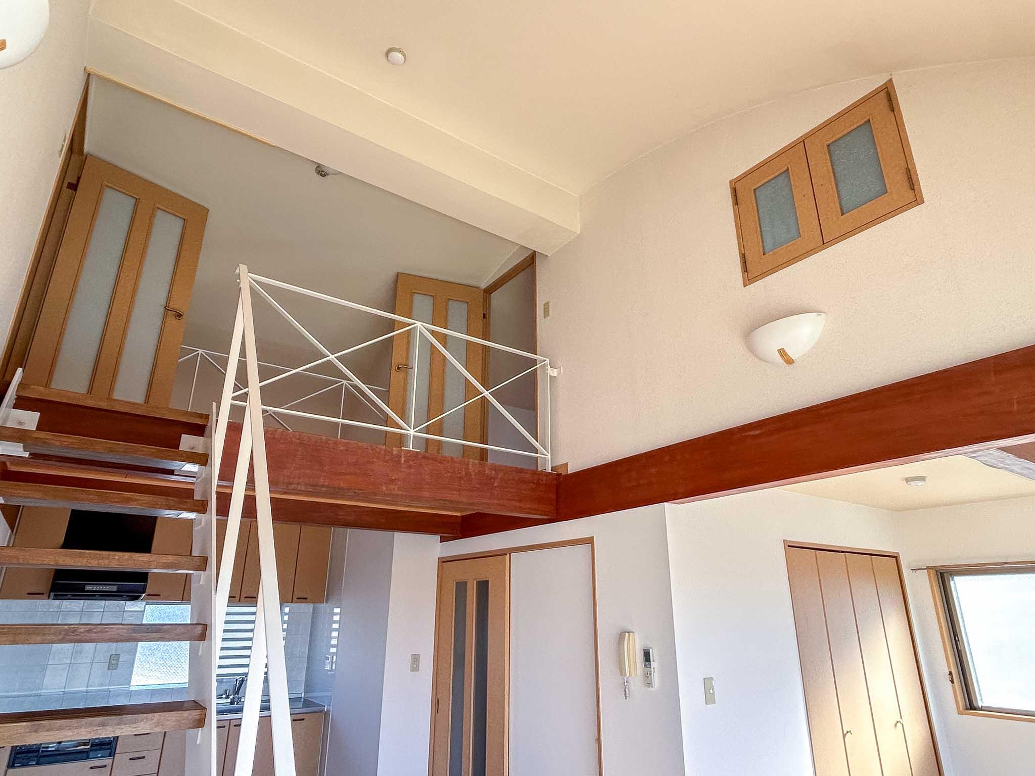 三鷹市中原の賃貸物件/1階：リビングの吹き抜け部分を見上げる