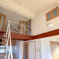 三鷹市中原の賃貸物件/1階：リビングの吹き抜け部分を見上げる