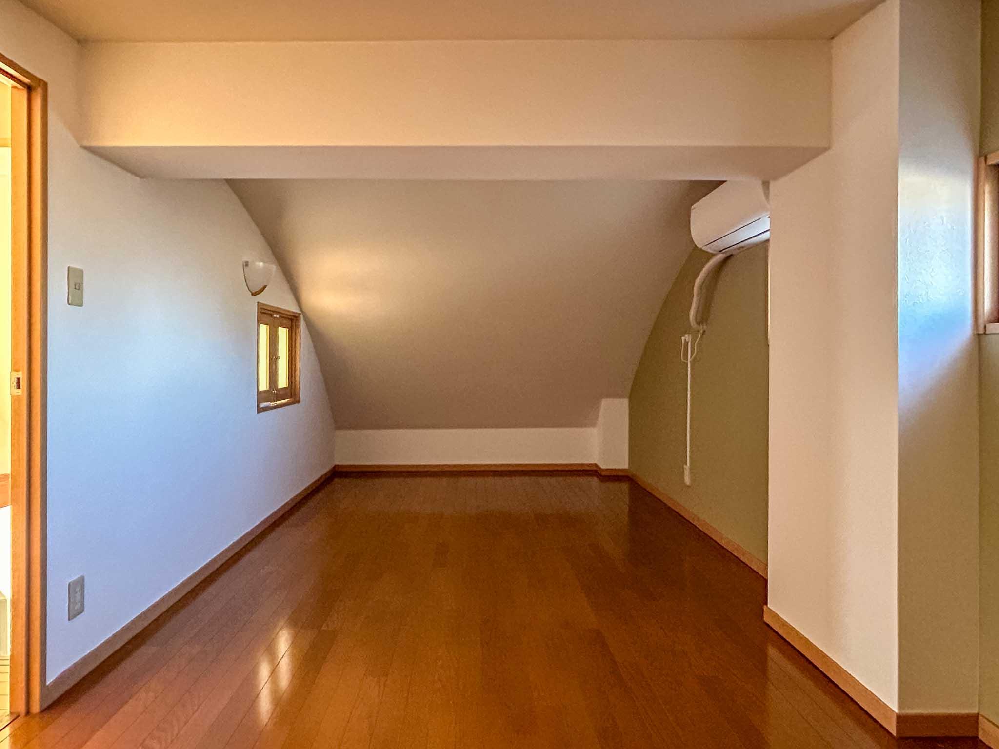 三鷹市中原の賃貸物件/2階：西側の洋室。中央にある梁下高さは1.7mほど。全体的に天高低め