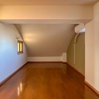 三鷹市中原の賃貸物件/2階：西側の洋室。中央にある梁下高さは1.7mほど。全体的に天高低め